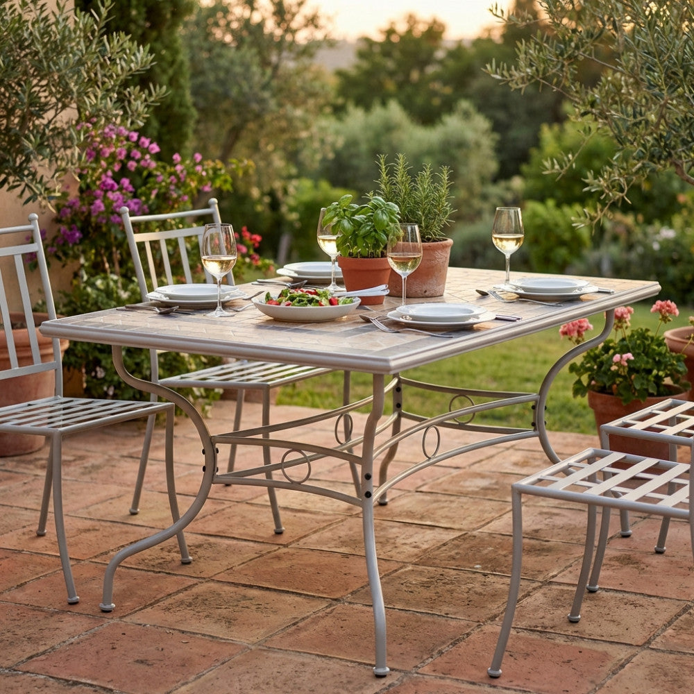 TAVOLO RETTANGOLARE PERSE 160 X 90. Piano ovale con mosaico MARRONE CHIARO e GRIGIO base in ferro verniciato a polvere Tortora Dimensioni: cm 160 x 90 x 74 h. Arredo Giardino