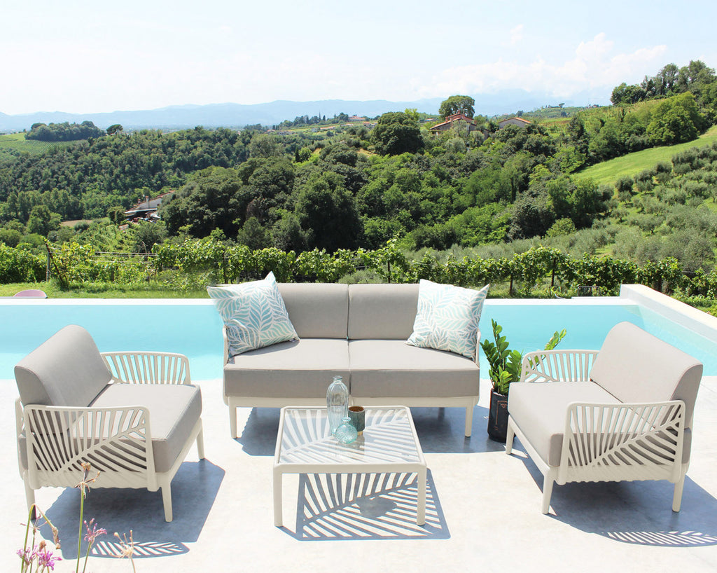TAVOLINO PER SALOTTO GUARAN. struttura in polipropilene bianco, taupe, torotora o verde con vetro Dimensioni: cm 70 l x 70 p x 32 h.