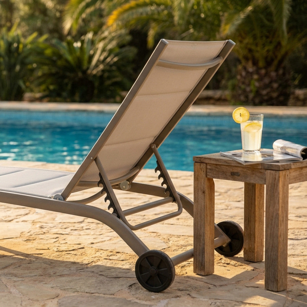 LETTINO ITACA IMPILABILE. Struttura in alluminio verniciato BIANCO, TORTORA, TAUPE, ANTRACITE, ROSSO o AZZURRO Textilene imbottito Dimensioni: cm 194 x 71 x 83 h. Arredo Giardino