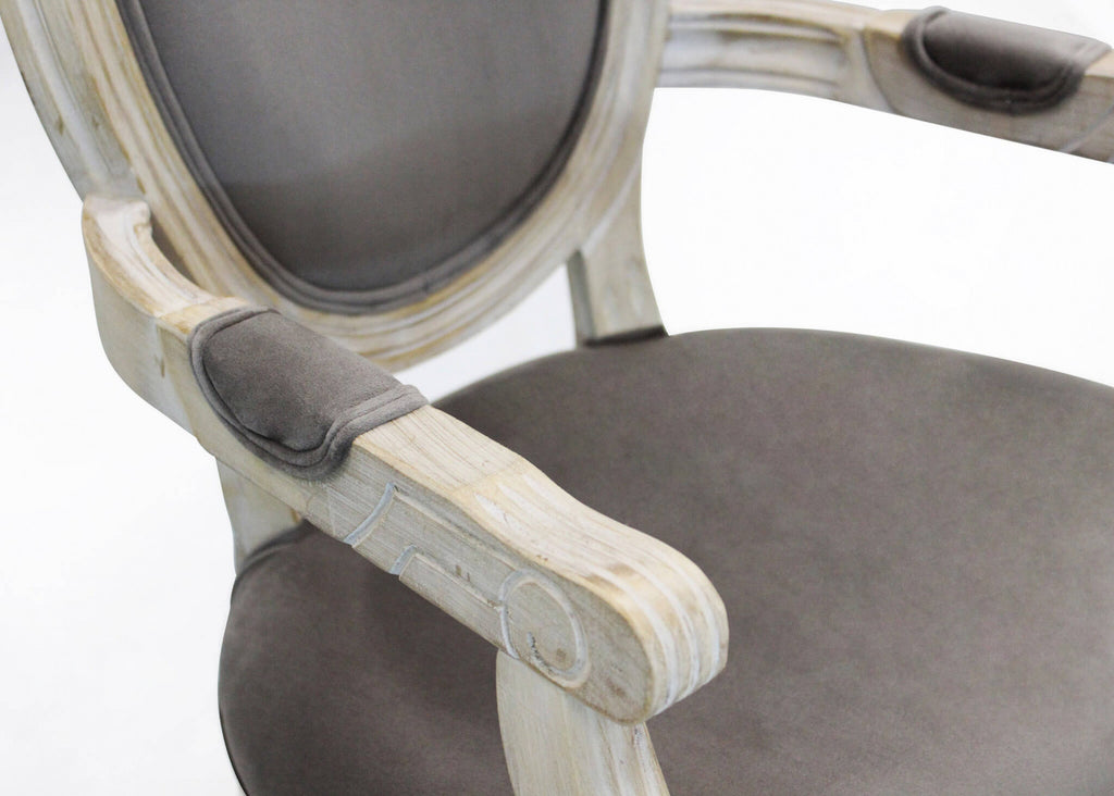 SEDIA CONSTANCE IN VELLUTO TAUPE. Dimensioni: cm 55 x 46 x 96 h.