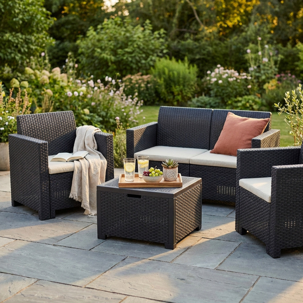 SALOTTO NEBRASKA 2 P C/CUSCINI. Struttura in plastica stampata wicker, montaggio ad incastro. Arredo Giardino