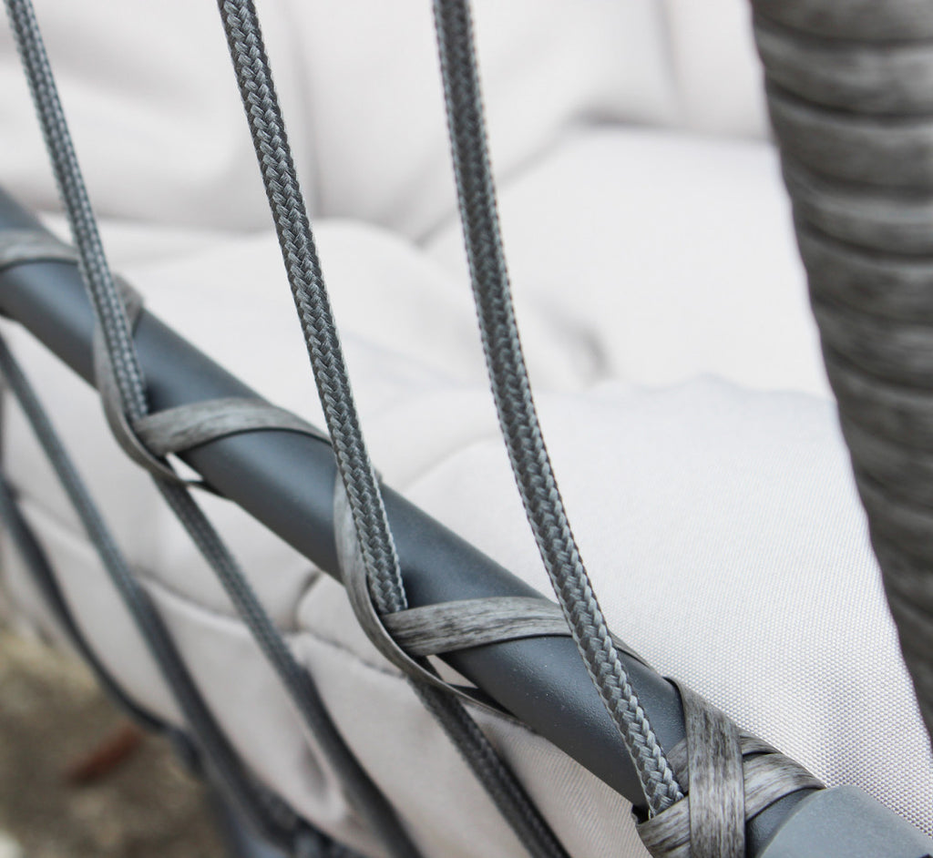 DONDOLO SCIROCCO PIEGHEVOLE. Struttura in metallo grigio seduta in alluminio e metallo in wicker GRIGIO e alluminio corde ò6,5 mm cuscino poliestere in tinta Dimensioni: Struttura ò 95 x 196h seduta 73 x 64 x 108. Arredo Giardino