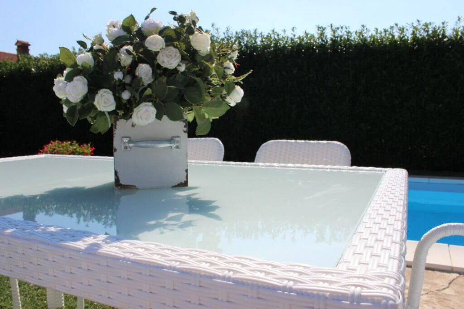 TAVOLO AZORE 150 X 90. Struttura in metallo, wicker MARRONE, GRIGIO o BIANCO materiale UV protection piano in vetro spessore 5 mm Dimensioni: cm 150 x 90. Arredo Giardino