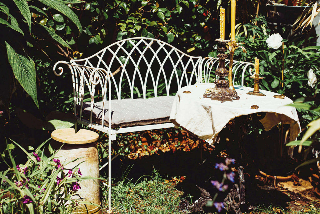 ANNETTE ANTIQUE WHITE BENCH. Powder-coated metal bench in WHITE with electrophoresis treatment. Dimensions: 128 x 40 x 93 cm. Garden furniture.
