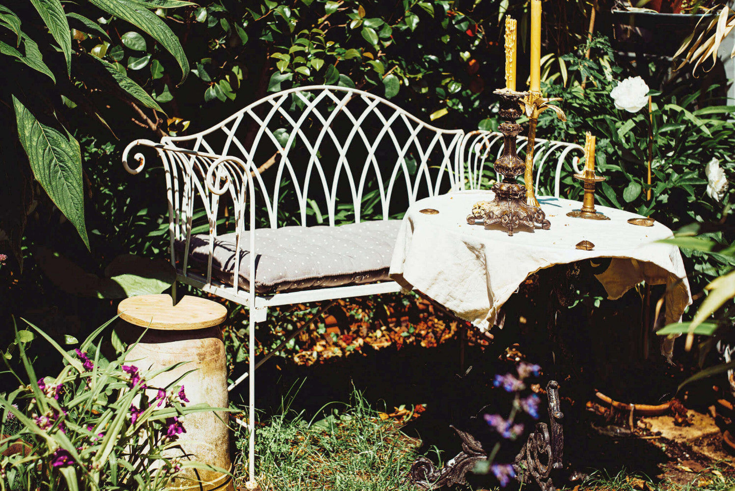 ANNETTE ANTIQUE WHITE BENCH. Powder-coated metal bench in WHITE with electrophoresis treatment. Dimensions: 128 x 40 x 93 cm. Garden furniture.