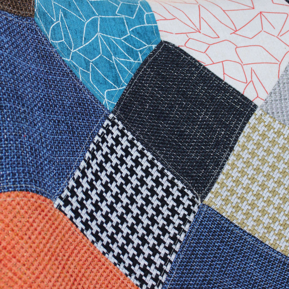 POLTRONA CON POGGIAPIEDI VERSAILLES PATCHWORK. Struttura in metallo, seduta in ABS colore BIANCO gambe in legno Dimensioni: cm 53 x 47 x 82 h.