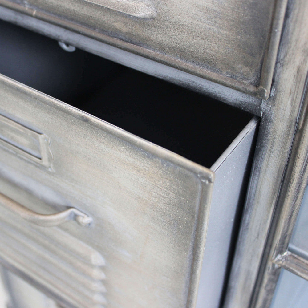 MOBILE IN FERRO ERNEST. Mobile con 2 ante e 6 cassetti Dimensioni: cm 124,5 x 40,5 x 83 h.