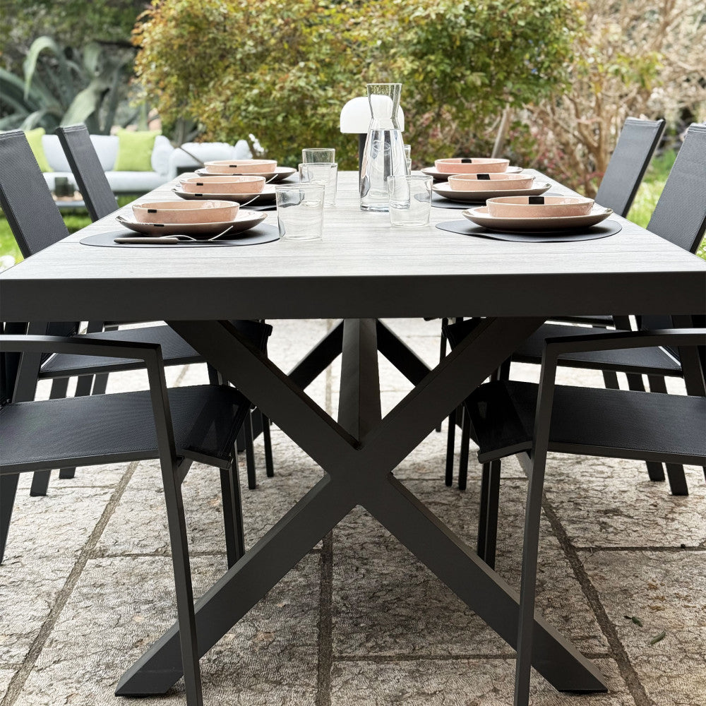 TAVOLO MACKAY 200 X 100. Struttura in allumino ANTRACITE o BIANCA piano del tavolo in ceramica effetto legno Dimensioni: cm 200 x 100 x 75 h. Arredo Giardino