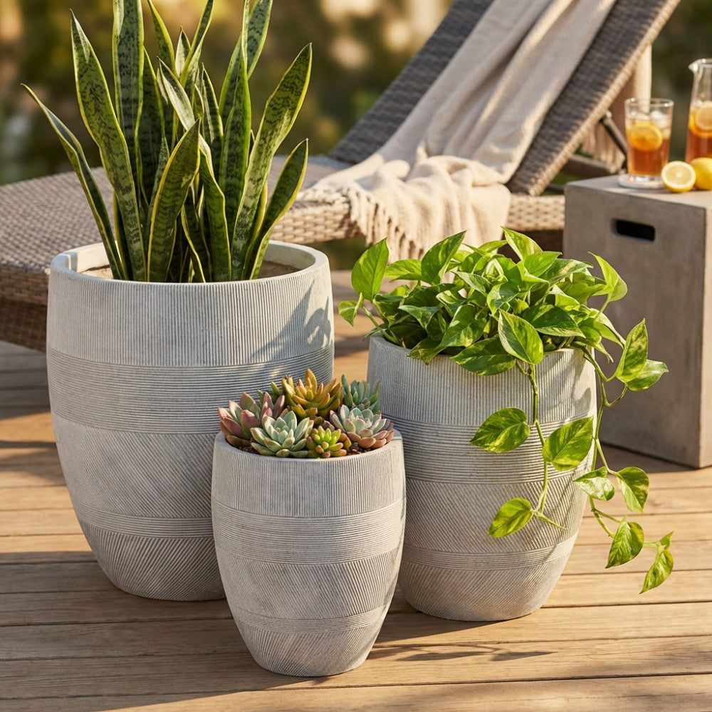 SET VASI PAPAVERO. Set di 3 vasi in fibra di sintetica color TAUPE, BEIGE o GRIGIO SCURO Dimensioni: G.43,5x43,5x50/M.35,5x35,5x41/P.27x27x32. Arredo Giardino