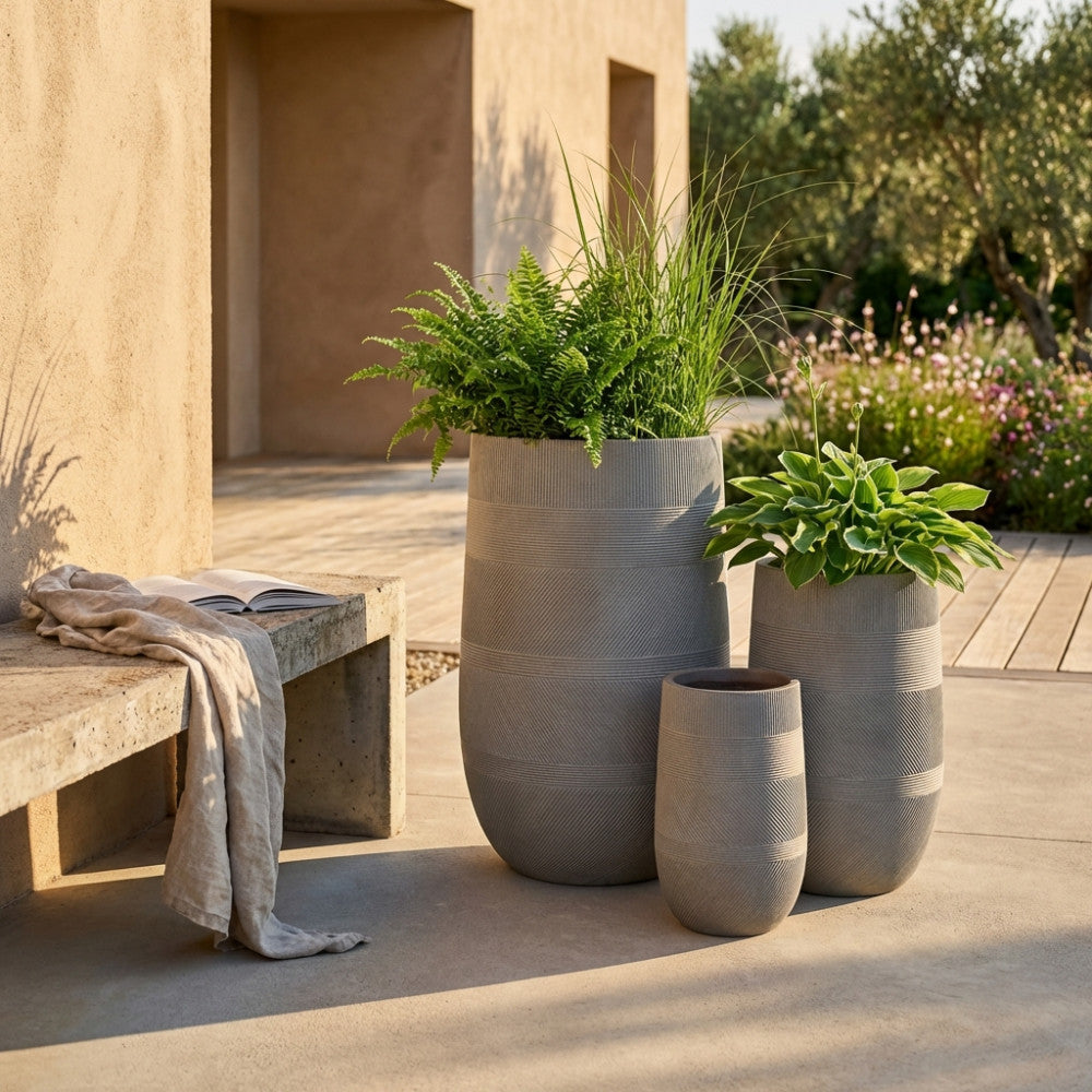 SET VASI FIORDALISO. Set di 3 vasi in fibra di sintetica color TAUPE, BEIGE o GRIGIO SCURO Dimensioni: G.47x47x75/M.34x34x54/P.24x24x39. Arredo Giardino