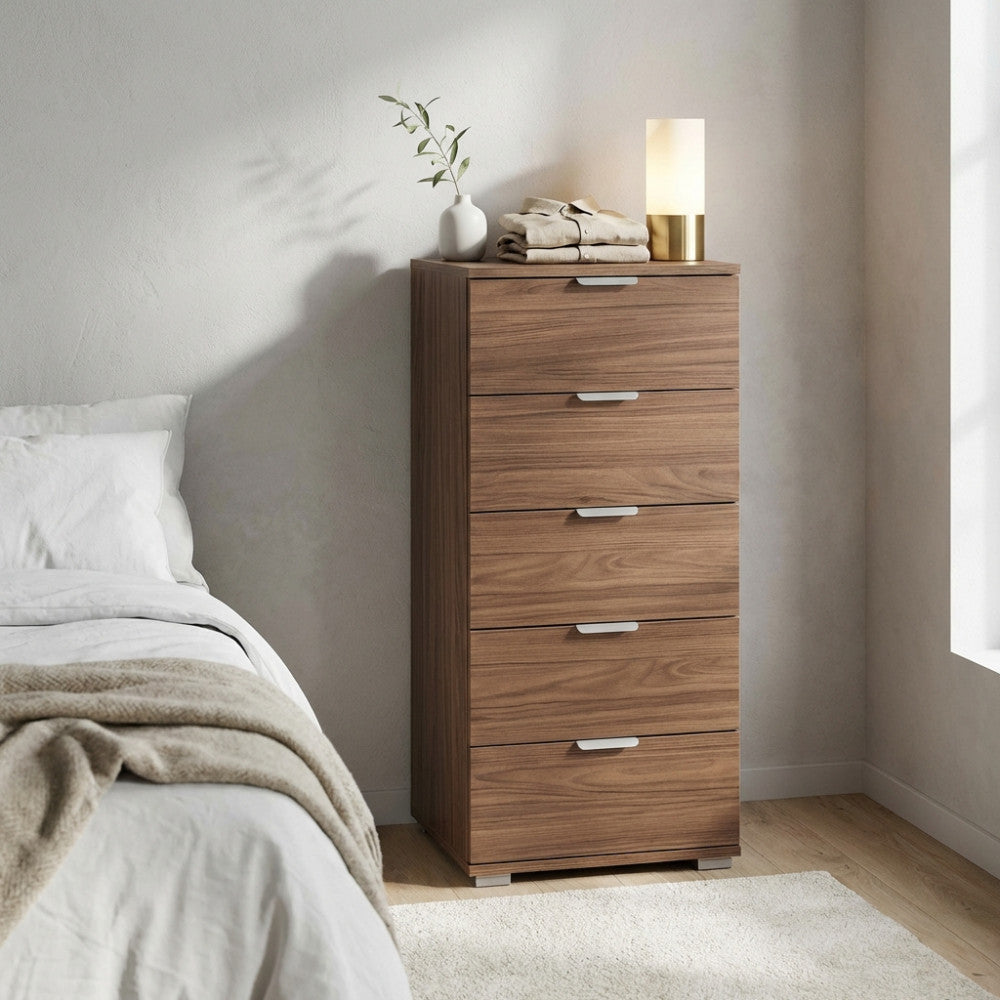 MOBILETTO KAUAI 5 CASSETTI TINTA NOCE. Dimensioni: cm 45 x 38 x 103 h.