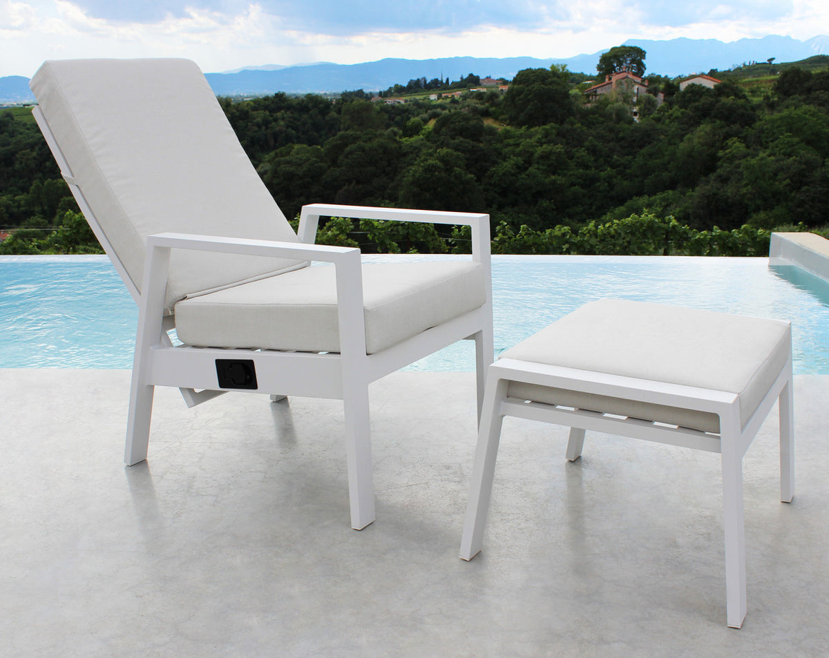POGGIAPIEDI GIACARTA. struttura in alluminio verniciato bianco o antracite con cuscino Dimensioni: cm 56 l x 65 p x 41 h. Arredo Giardino