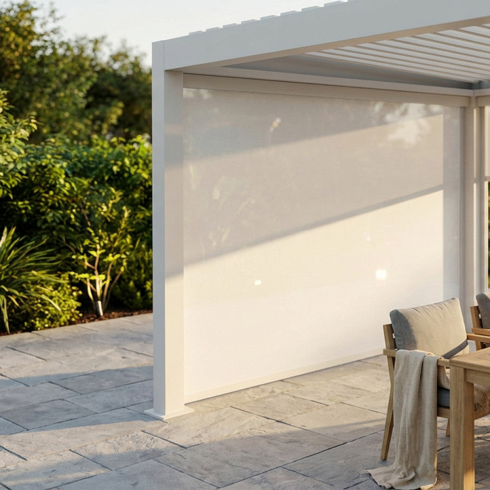 LATERALE PER PERGOLA BIOCLIMATICA 3 X 4. Laterale manuale in textilene ANTRACITE o BIANCO con bordo inferiore in alluminio 25,9x53mm guide in metallo, cassonetto 83x83.8mm Dimensioni: cm 270 x 238. Arredo Giardino