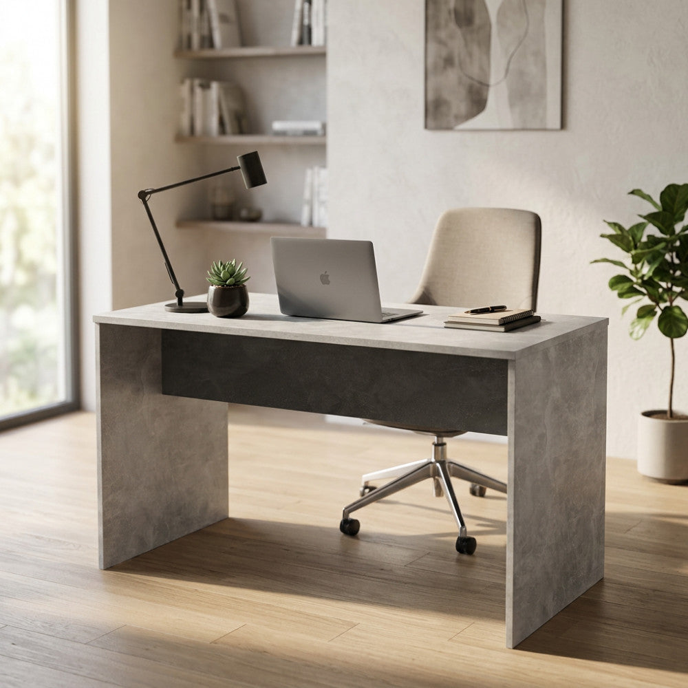 SCRIVANIA JOSIE GRIGIO EFFETTO CEMENTO. Scrivania in legno GIRGIO EFFETTO CEMENTO Dimensioni: cm 138,5 x 68 x 75 h.