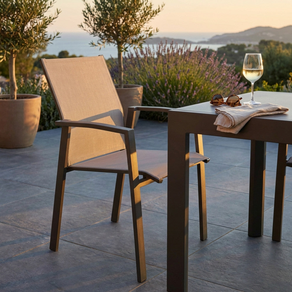POLTRONA MAILI IMPILABILE. Struttura in allumino BIANCO o TORTORA o TAUPE o ANTRACITE seduta e schienale in textilene Dimensioni: cm 57 x 61 x 89 h. Arredo Giardino