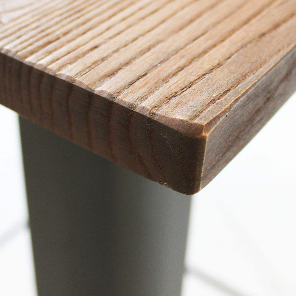 TAVOLINO ALTO PORDOI 60 X 60. Tavolo in metallo con piano in legno Dimensioni: cm 60 x 60 x 103 h.