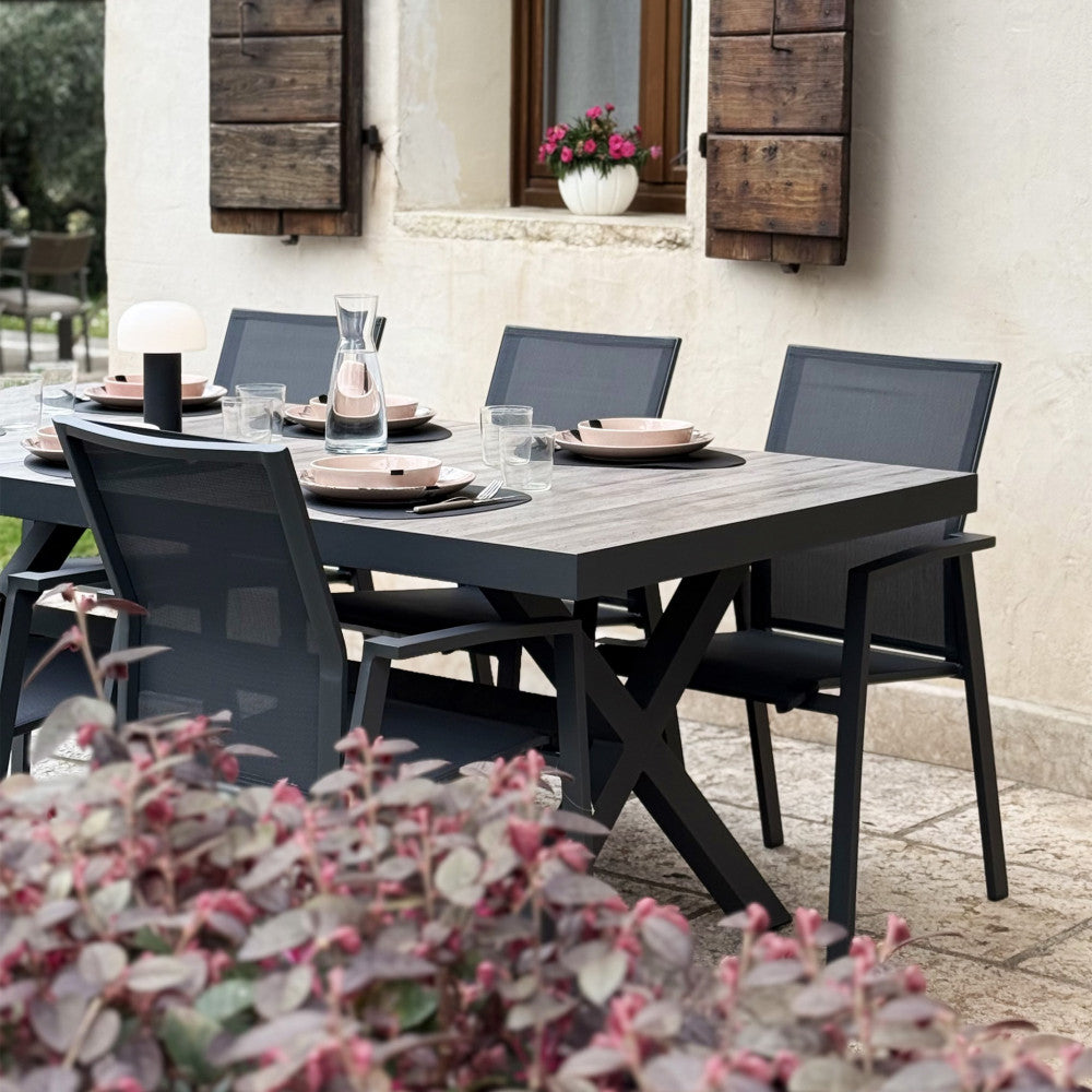 TAVOLO MACKAY 200 X 100. Struttura in allumino ANTRACITE o BIANCA piano del tavolo in ceramica effetto legno Dimensioni: cm 200 x 100 x 75 h. Arredo Giardino