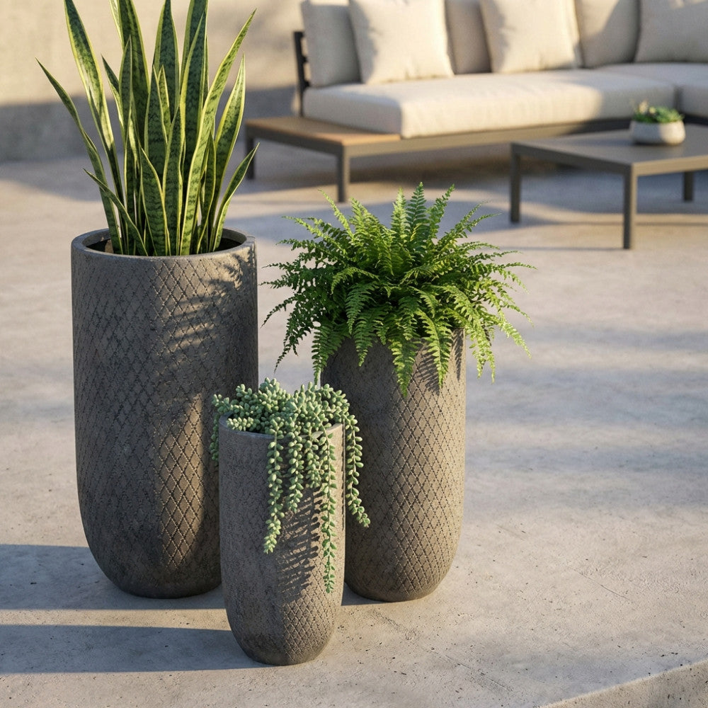 SET DI 3 VASI TIGLIO. Set di 3 vasi in fibra di sintetica GRIGIA Dimensioni: G.43,5x43,5x78,5/M.33,5x33,5x63,5/P.23,5x23,5x48,5. Arredo Giardino