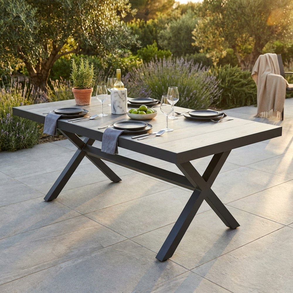 TAVOLO MACKAY 200 X 100. Struttura in allumino ANTRACITE o BIANCA piano del tavolo in ceramica effetto legno Dimensioni: cm 200 x 100 x 75 h. Arredo Giardino
