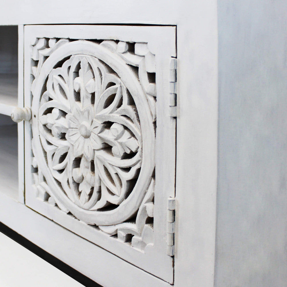 PORTA TV CLIFFORD. Porta tv con decoro sbiancato con 2 ante e 2 ripiani in legno di mango con struttura in ferro Dimensioni: cm 130 x 40 x 55 h.