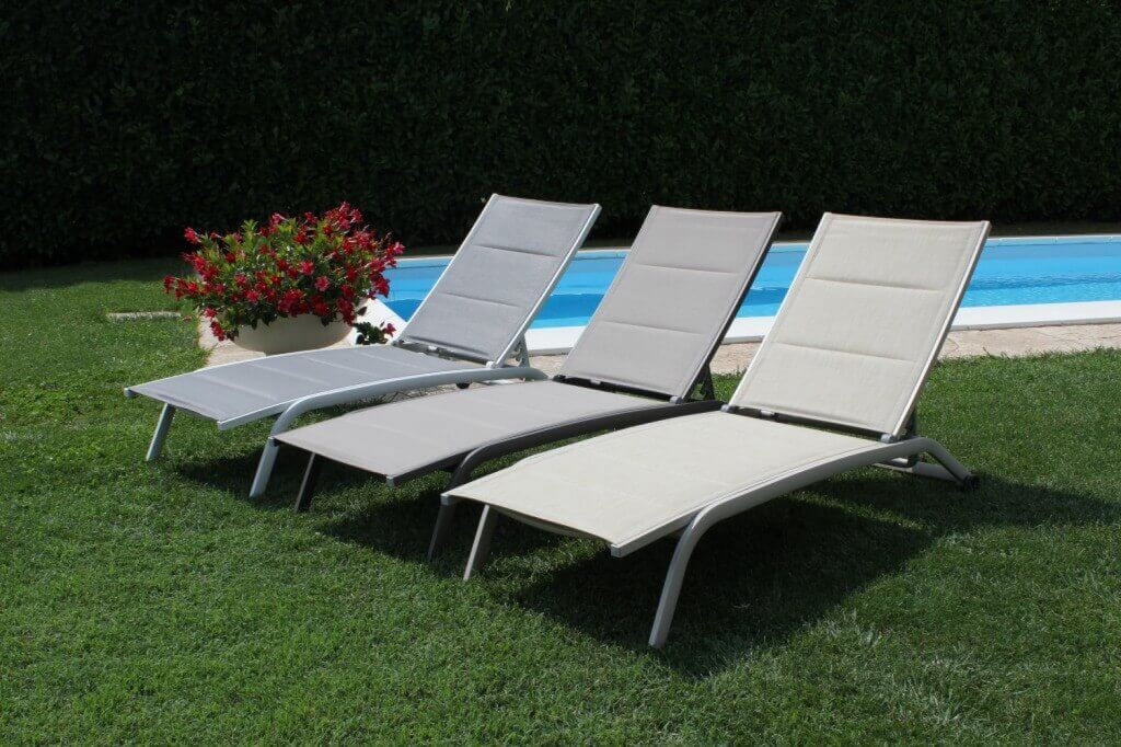ITACA STACKABLE LOUNGER. Frame in painted aluminum in WHITE, DOVE GREY, TAUPE, ANTHRACITE, RED, or LIGHT BLUE. Padded Textilene. Dimensions: 194 x 71 x 83 cm. Garden Furniture.