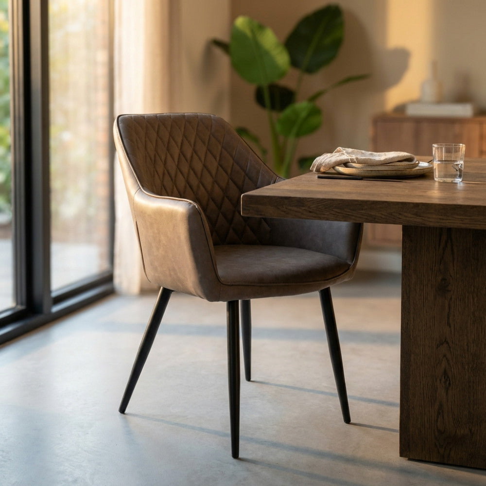 SEDIA SINDY IN ECOPELLE. Struttura in metallo seduta e schienale in ecopelle Dimensioni: cm 56 x 60 x 87 h.