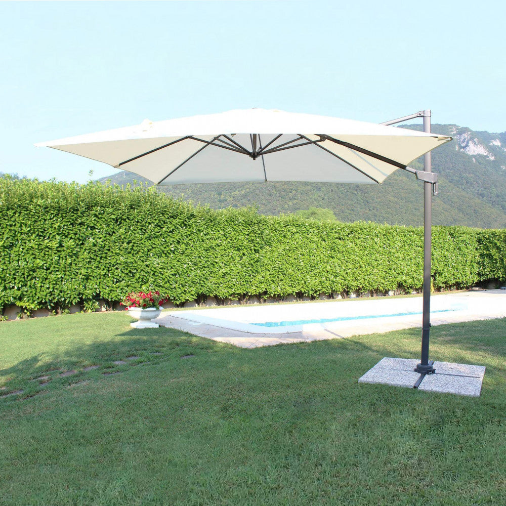 OMBRELLONE NEWTON NERO P/L 2 X 3 TELO ECRU. Telo in poliestere ECRU 180 gr con antivento palo girevole in alluminio 45x64 e in metallo 20x40 mm 8 stecche metallo 13 x 22 mm, base a crociera Dimensioni: m 2 x 3. Arredo Giardino