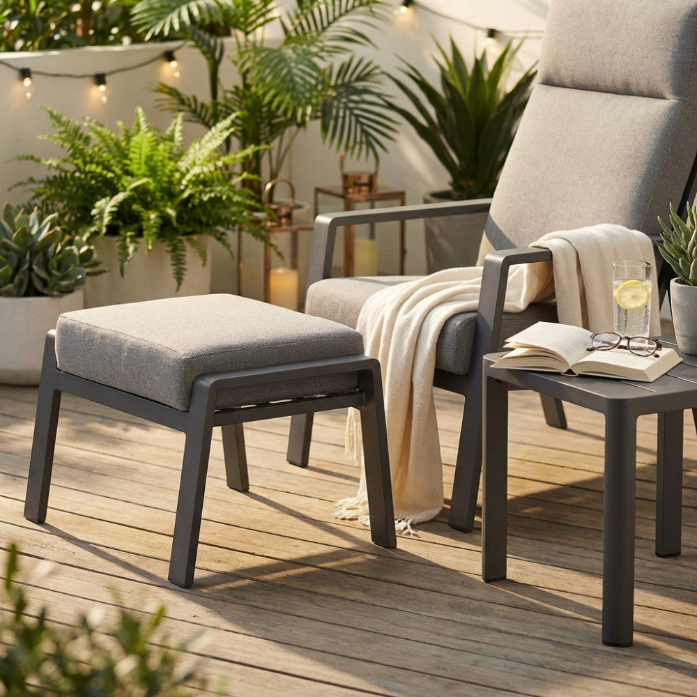 POGGIAPIEDI GIACARTA. Struttura in alluminio verniciato BIANCO o ANTRACITE con cuscino Dimensioni: cm 65 x 56 x 41 h. Arredo Giardino