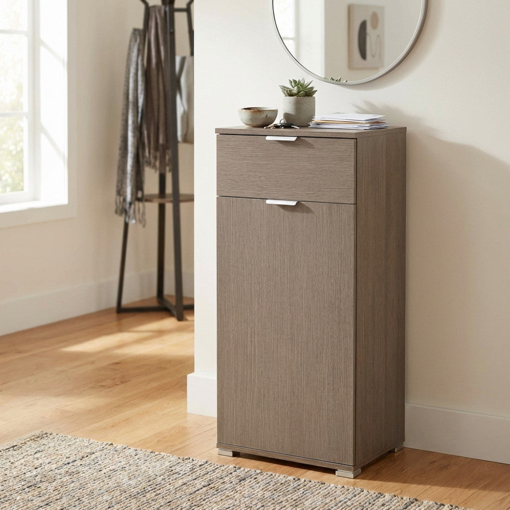 MOBILETTO BAKU CON 1 ANTA E 1 CASSETTO ROVERE GRIGIO. Dimensioni: cm 45 x 38 x 103 h.