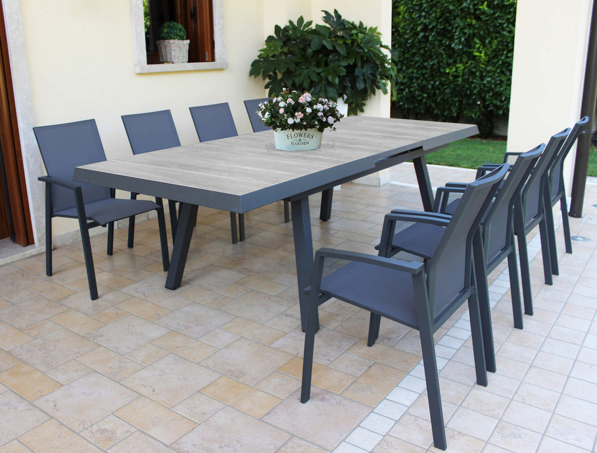 TAVOLO SEATTLE 205/265 X 105. Struttura in allumino ANTRACITE, TAUPE o BIANCA piano del tavolo in ceramica effetto legno GRIGIO nel taupe NATURALE Dimensioni: cm 205/265 x 105 x 75 h. Arredo Giardino