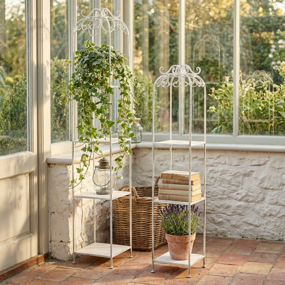 SET DI 2 SCAFFALI DORIANE BIANCO ANTICO. Set di 2 scaffali in metallo verniciato a polvere color BIANCO trattamento elettroforesi Dimensioni: G.27x27x162/P.22x22x125. Arredo Giardino