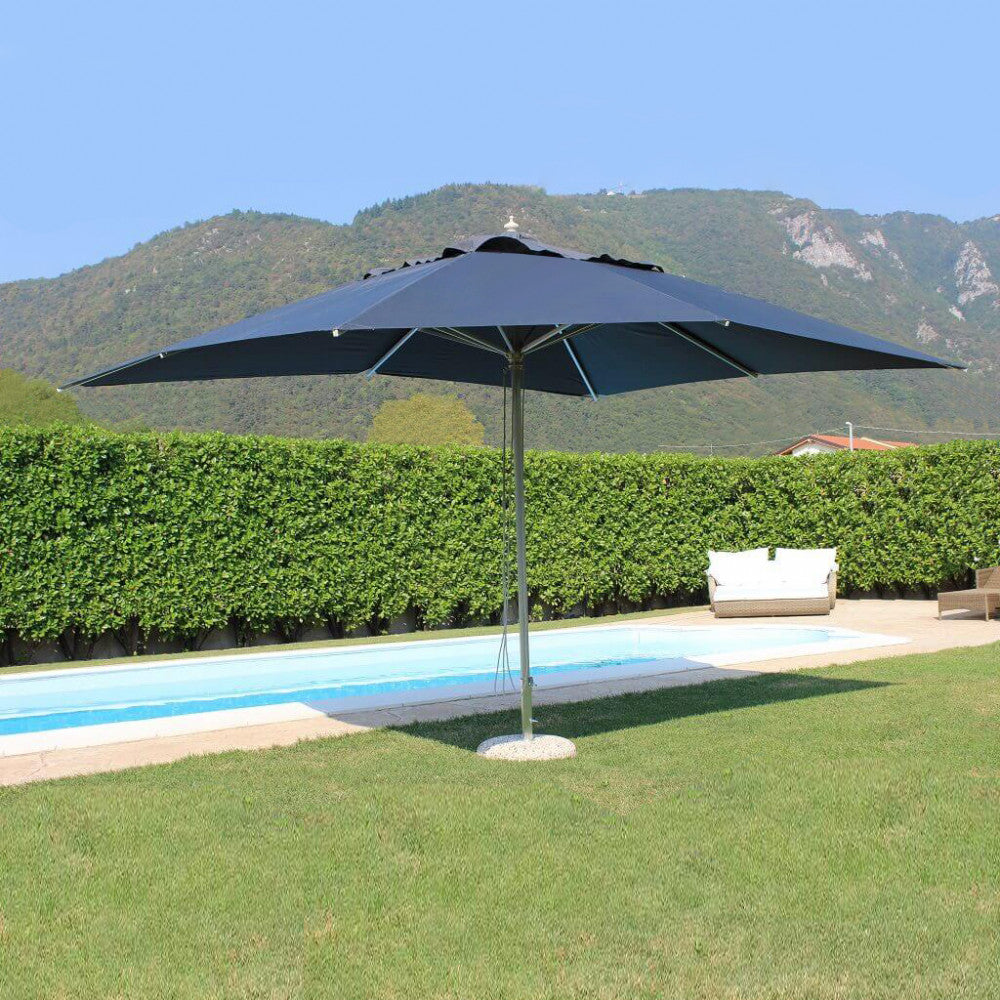 OMBRELLONE ANDROMEDA P/C ALLUMINIO 3 X 4. Telo in poliestere GRIGIO CHIARO o SCURO 180 gr con mantovana palo in alluminio ò 48 anodizzato finitura acciaio spazzolato noce in alluminio 115 mm 8 stecche in alluminio 17 x 22 mm Dimensioni: m 3 x 4. Arre...