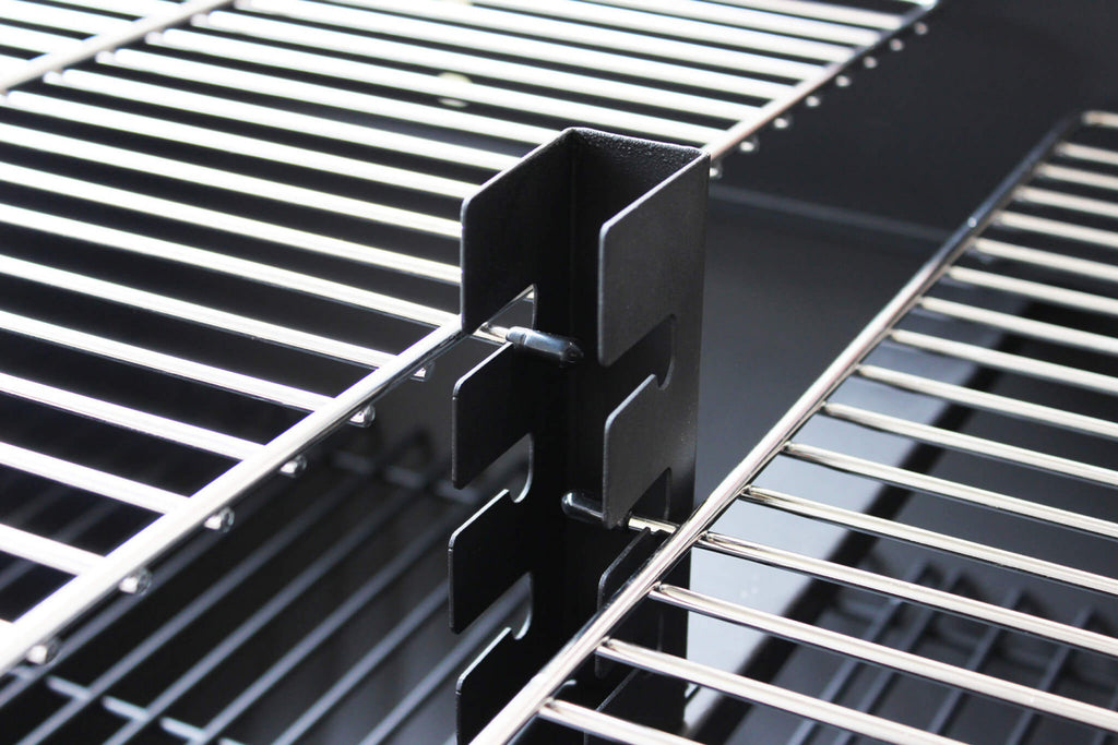 BARBECUE A CARBONELLA WISCONSIN. Struttura in acciaio verniciato NERO con 2 griglie Dimensioni: cm 100 x 47 x 94 h.