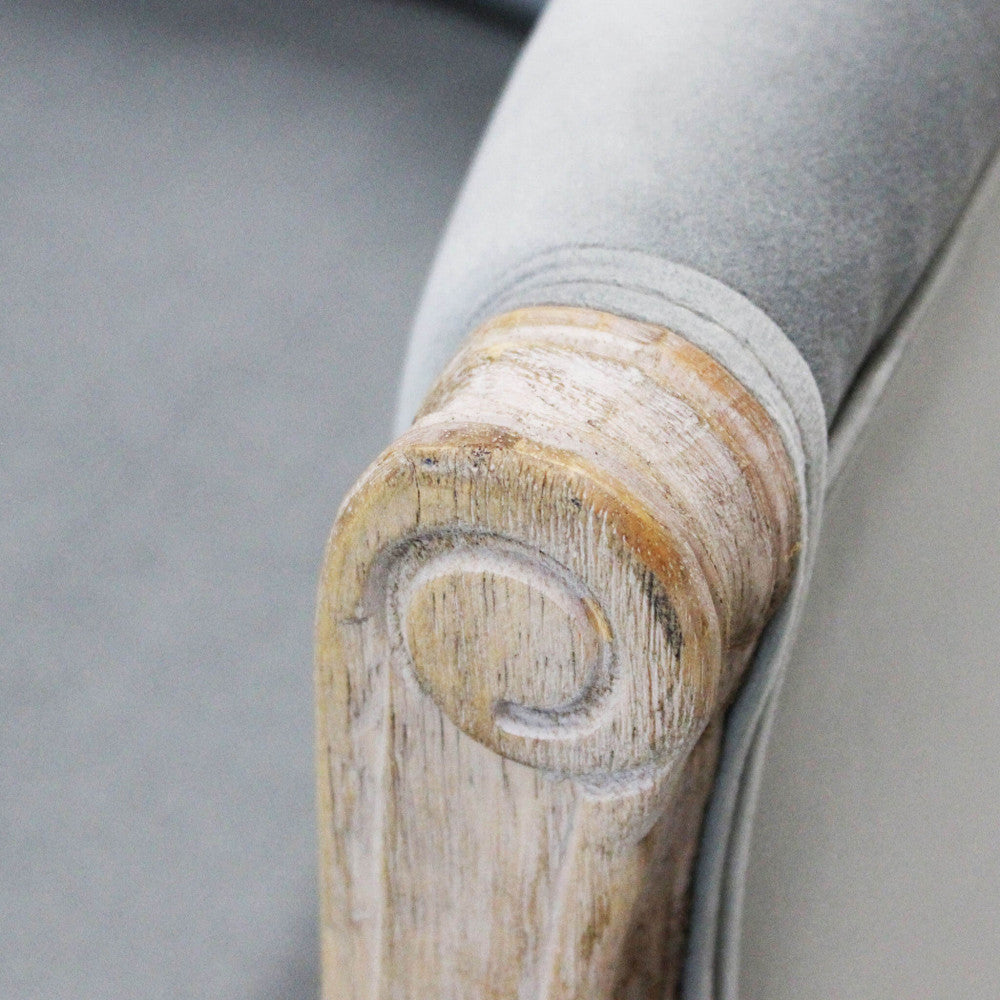 DIVANO COLEMAN IN VELLUTO GRIGIO. Dimensioni: cm 107 x 61 x 70 h.