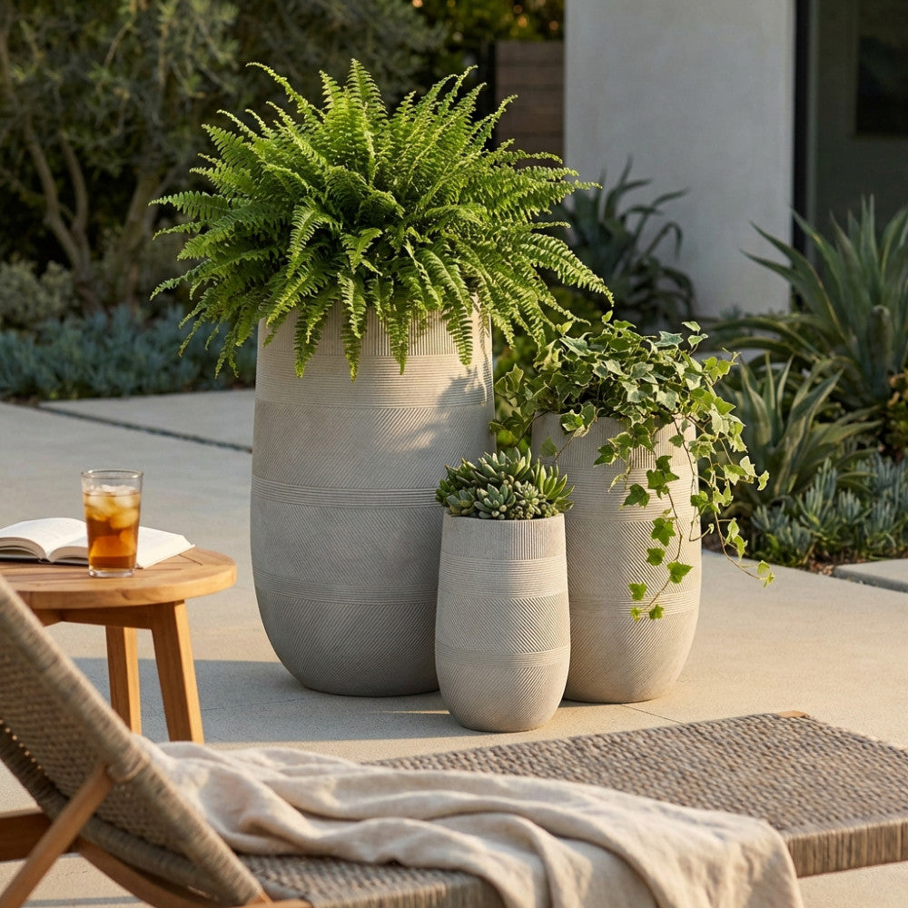 SET VASI FIORDALISO. Set di 3 vasi in fibra di sintetica color TAUPE, BEIGE o GRIGIO SCURO Dimensioni: G.47x47x75/M.34x34x54/P.24x24x39. Arredo Giardino