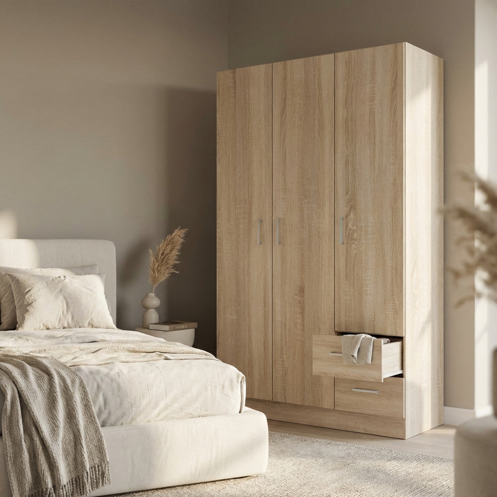 ARMADIO LEWI 3 ANTE E 2 CASSETTI QUERCIA CHIARO. Dimensioni: cm 120 x 52 x 190 h.