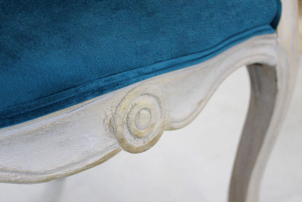 POLTRONA COREEN IN VELLUTO BLU. Dimensioni: cm 61 x 61 x 71 h.