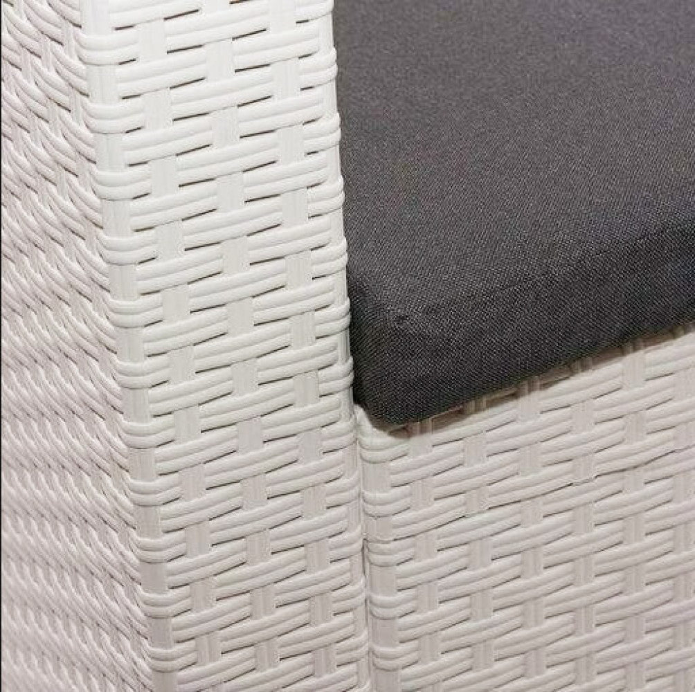 SALOTTO NEBRASKA 2 P C/CUSCINI. Struttura in plastica stampata, wicker BIANCO, NERO, MARRONE o TORTORA con cuscini Dimensioni: D.131x57x79/P.74x57x79/T.70x49x37. Arredo Giardino