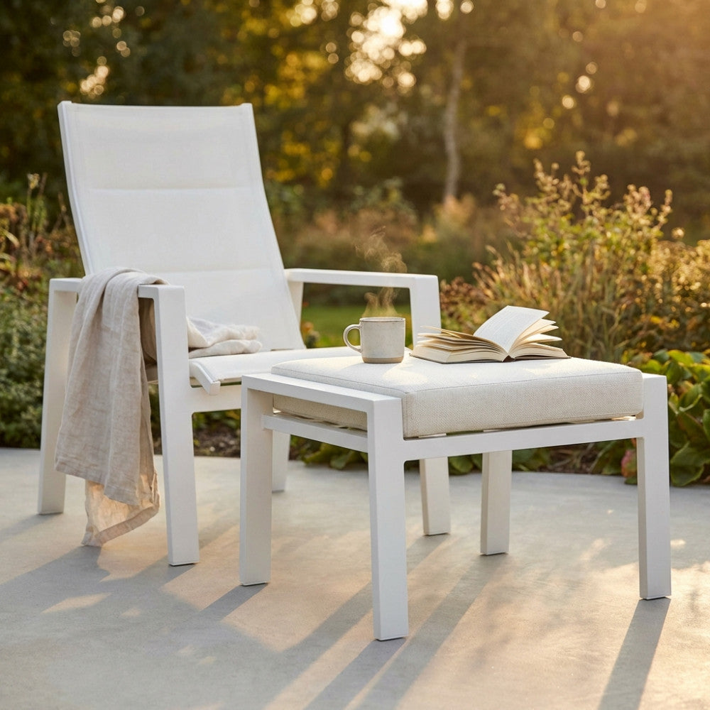 POGGIAPIEDI GIACARTA. struttura in alluminio verniciato bianco o antracite con cuscino Dimensioni: cm 56 l x 65 p x 41 h. Arredo Giardino