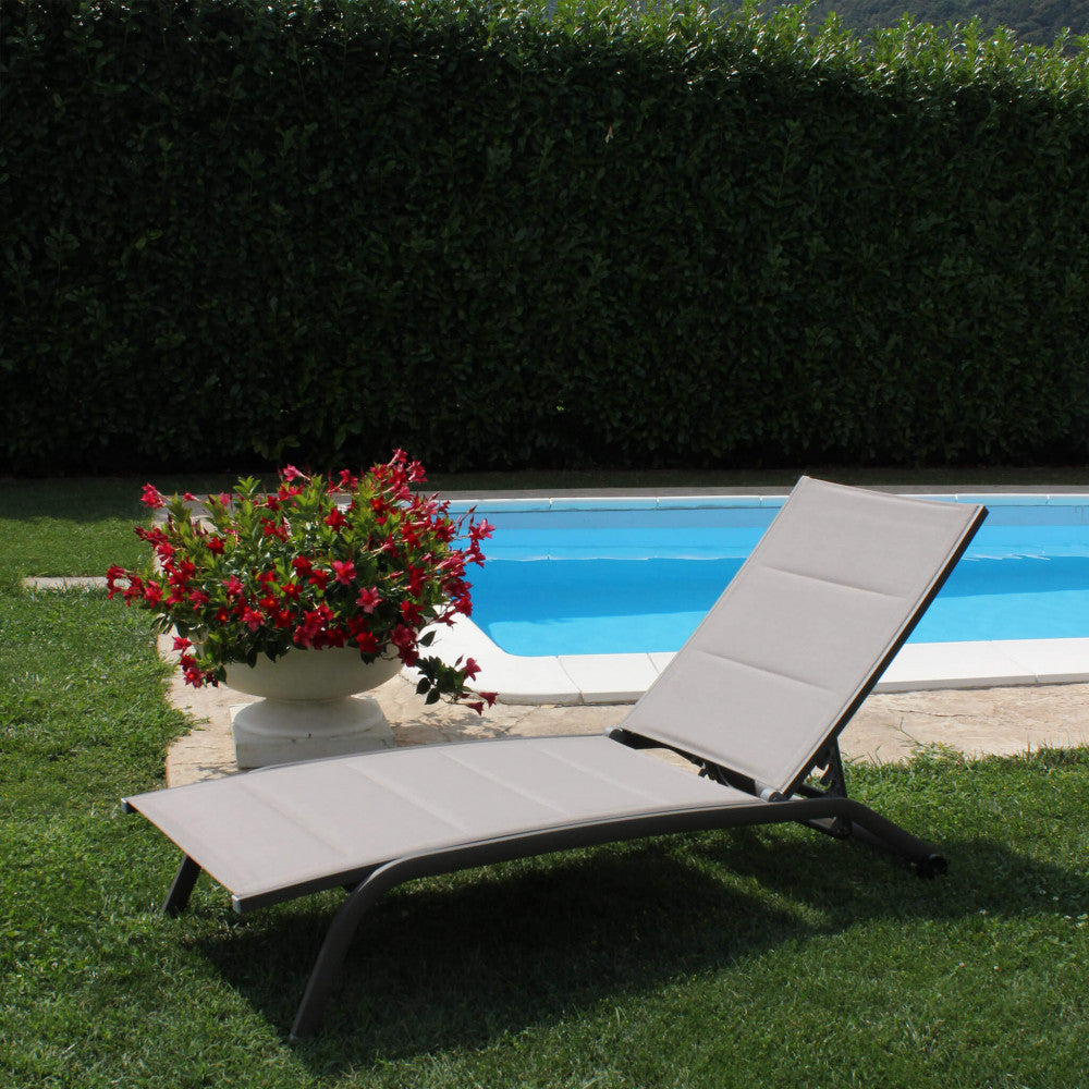 ITACA STACKABLE LOUNGER. Frame in painted aluminum in WHITE, DOVE GREY, TAUPE, ANTHRACITE, RED, or LIGHT BLUE. Padded Textilene. Dimensions: 194 x 71 x 83 cm. Garden Furniture.