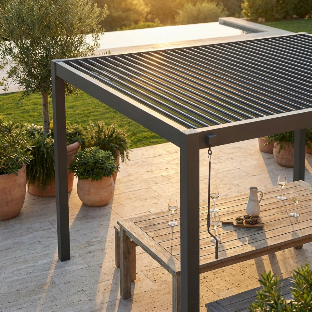 PERGOLA BIOCLIMATICA 3 X 4 CON DOPPIA LAMELLA. Struttura in alluminio bianco o grigio scuro copertura a lamelle frangisole orientabili a movimentazione manuale resistente a tutte le intemperie Dimensioni: m 3 x 4 x 2,4 h. Arredo Giardino