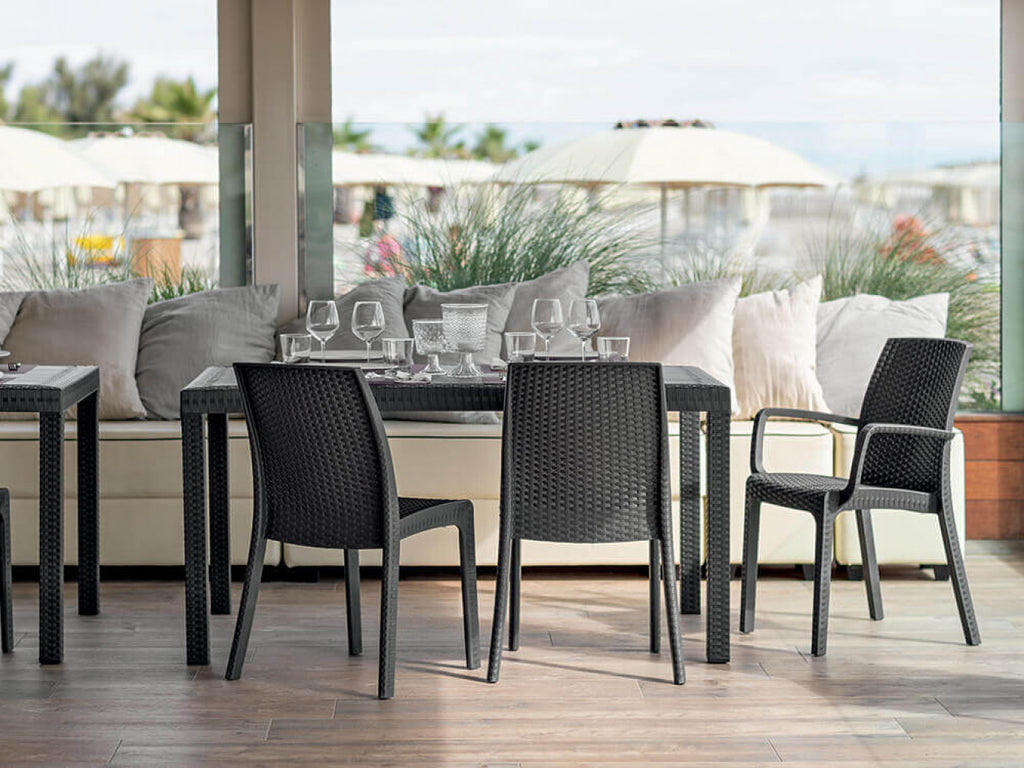 TAVOLO HOUSTON 150 X 90. Struttura in plastica stampata, wicker ANTRACITE o BIANCO o MARRONE Dimensioni: cm 150 x 90 x 74 h. Arredo Giardino