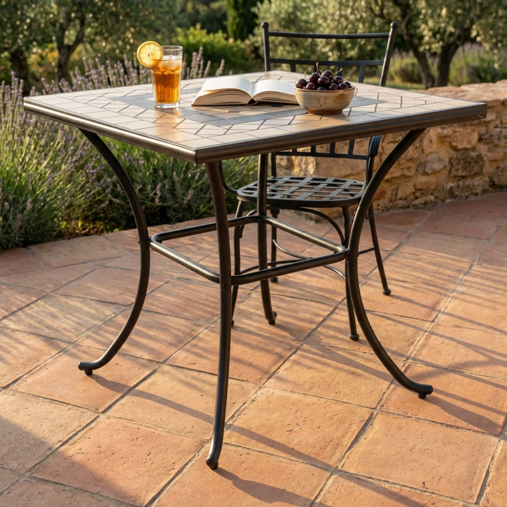 TAVOLO QUADRATO NEREO 80 X 80. Piano ovale con mosaico MARRONE CHIARO e ANTRACITE base in ferro verniciato a polvere antracite Dimensioni: cm 80 x 80 x 74 h. Arredo Giardino