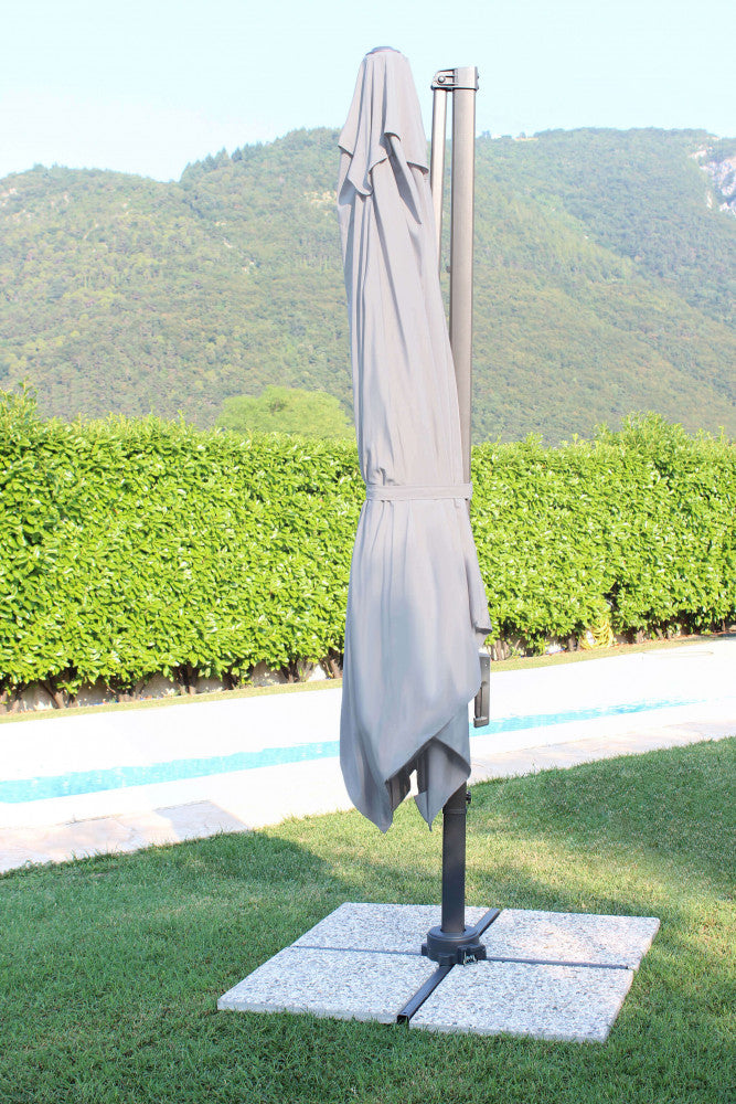 OMBRELLONE NEWTON NERO P/L 3 X 3 TELO GRIGIO. Telo in poliestere GRIGIO 180 gr con antivento palo girevole in alluminio 45x64 e in metallo 20x40 mm 8 stecche metallo 13 x 22 mm, base a crociera Dimensioni: m 3 x 3. Arredo Giardino