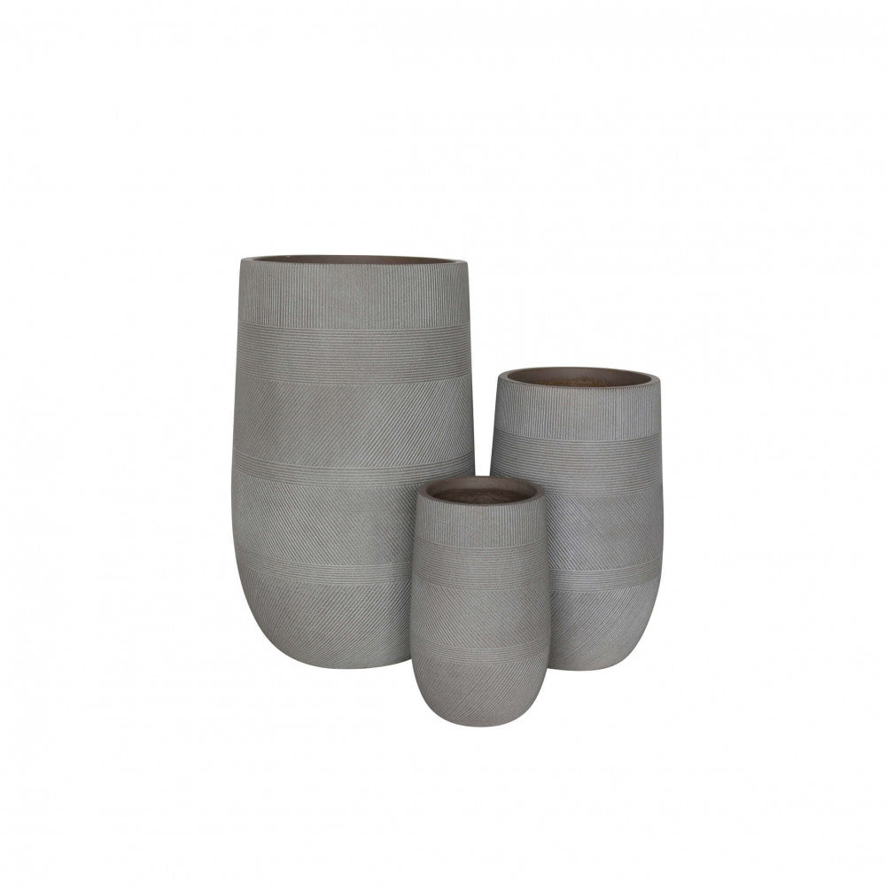SET VASI FIORDALISO. Set di 3 vasi in fibra di sintetica color TAUPE, BEIGE o GRIGIO SCURO Dimensioni: G.47x47x75/M.34x34x54/P.24x24x39. Arredo Giardino
