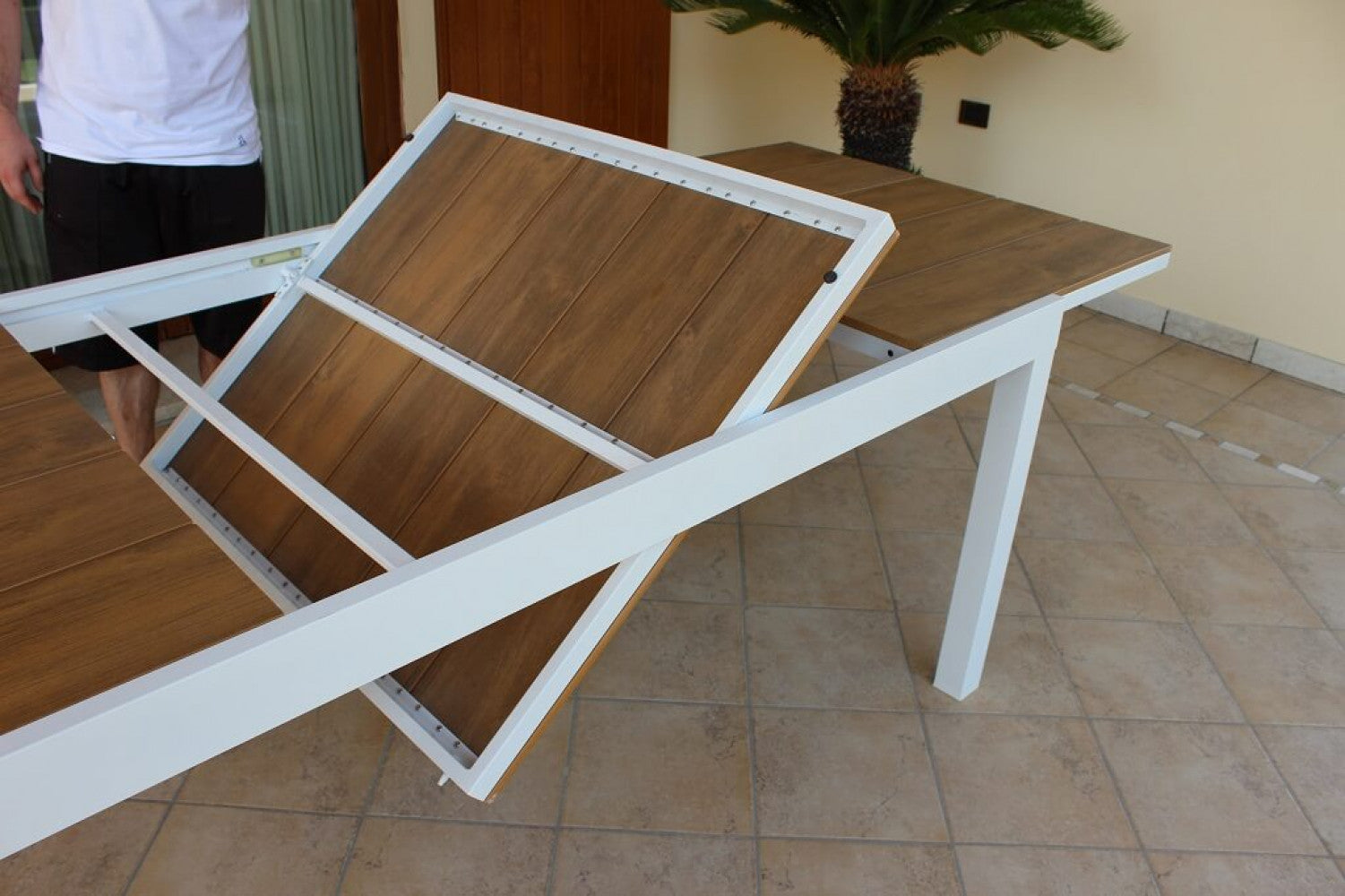 TAVOLO CAYMAN 200/300 X 95. Struttura in alluminio BIANCO o TAUPE piano in polywood color TEAK Dimensioni: cm 200/300 x 95 x 74 h. Arredo Giardino