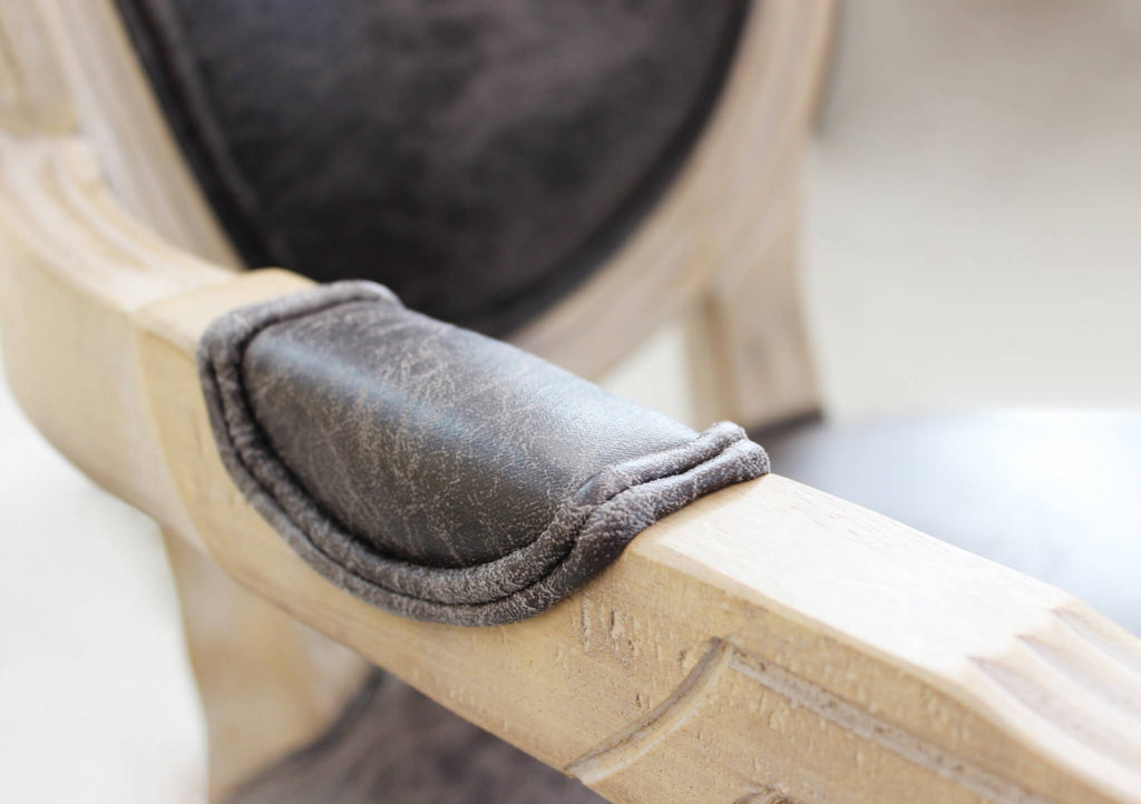 CONSTANCE CHAIR IN BLACK FAUX LEATHER. Dimensions: 55 x 46 x 96 cm h.