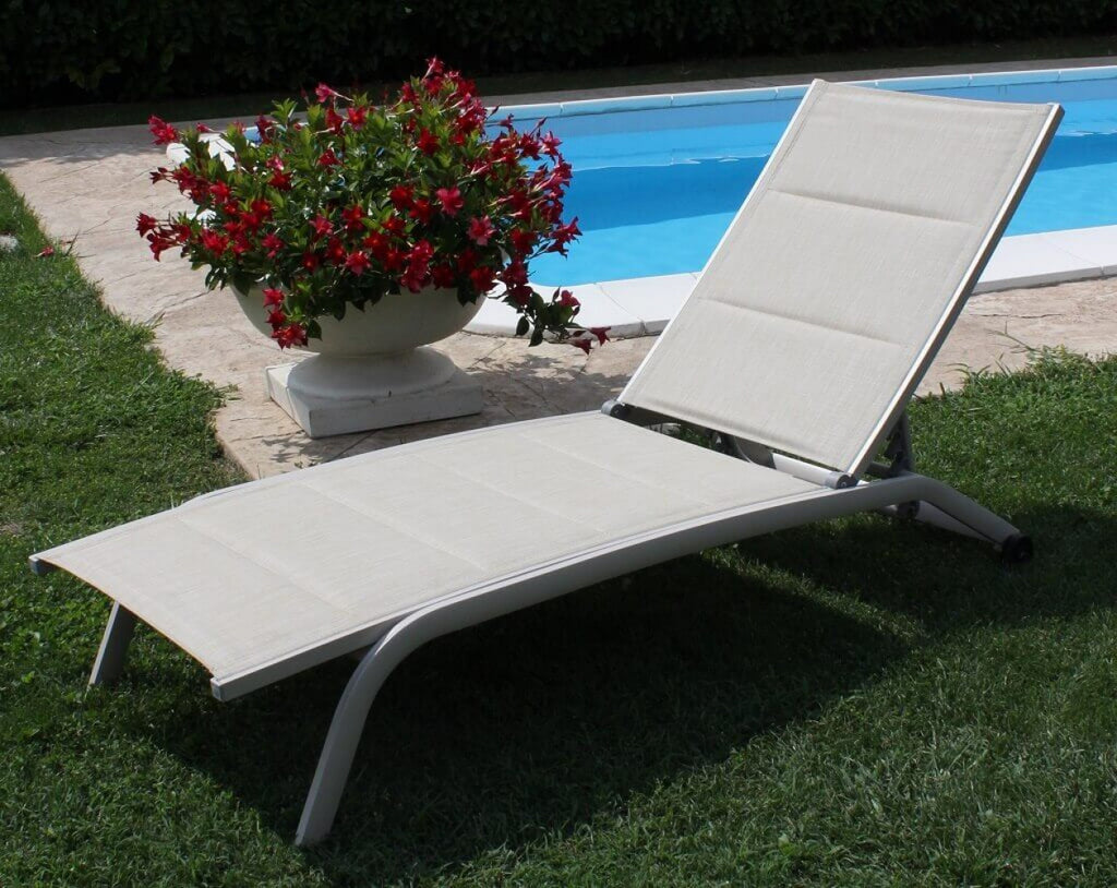 ITACA STACKABLE LOUNGER. Frame in painted aluminum in WHITE, DOVE GREY, TAUPE, ANTHRACITE, RED, or LIGHT BLUE. Padded Textilene. Dimensions: 194 x 71 x 83 cm. Garden Furniture.