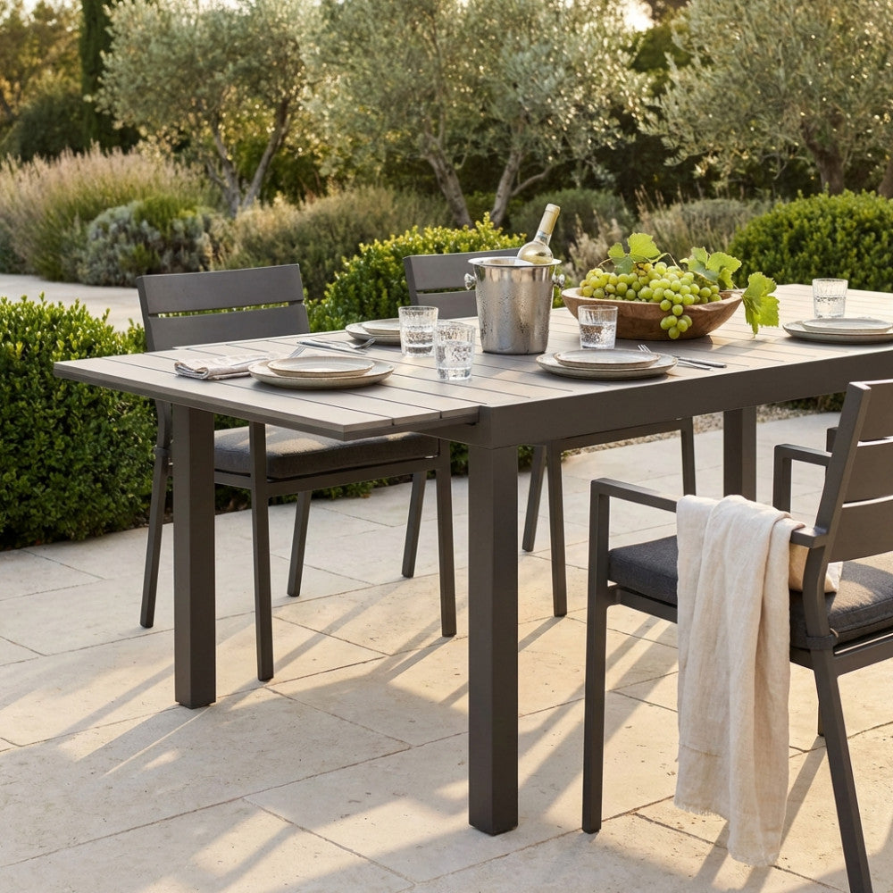 TAVOLO PENTAL 180/240 X 100. Struttura in alluminio verniciato BIANCO, TORTORA o TAUPE o ANTRACITE piano del tavolo in POLYWOOD colore grigio Dimensioni: cm 180/240 x 100 x 73 h. Arredo Giardino