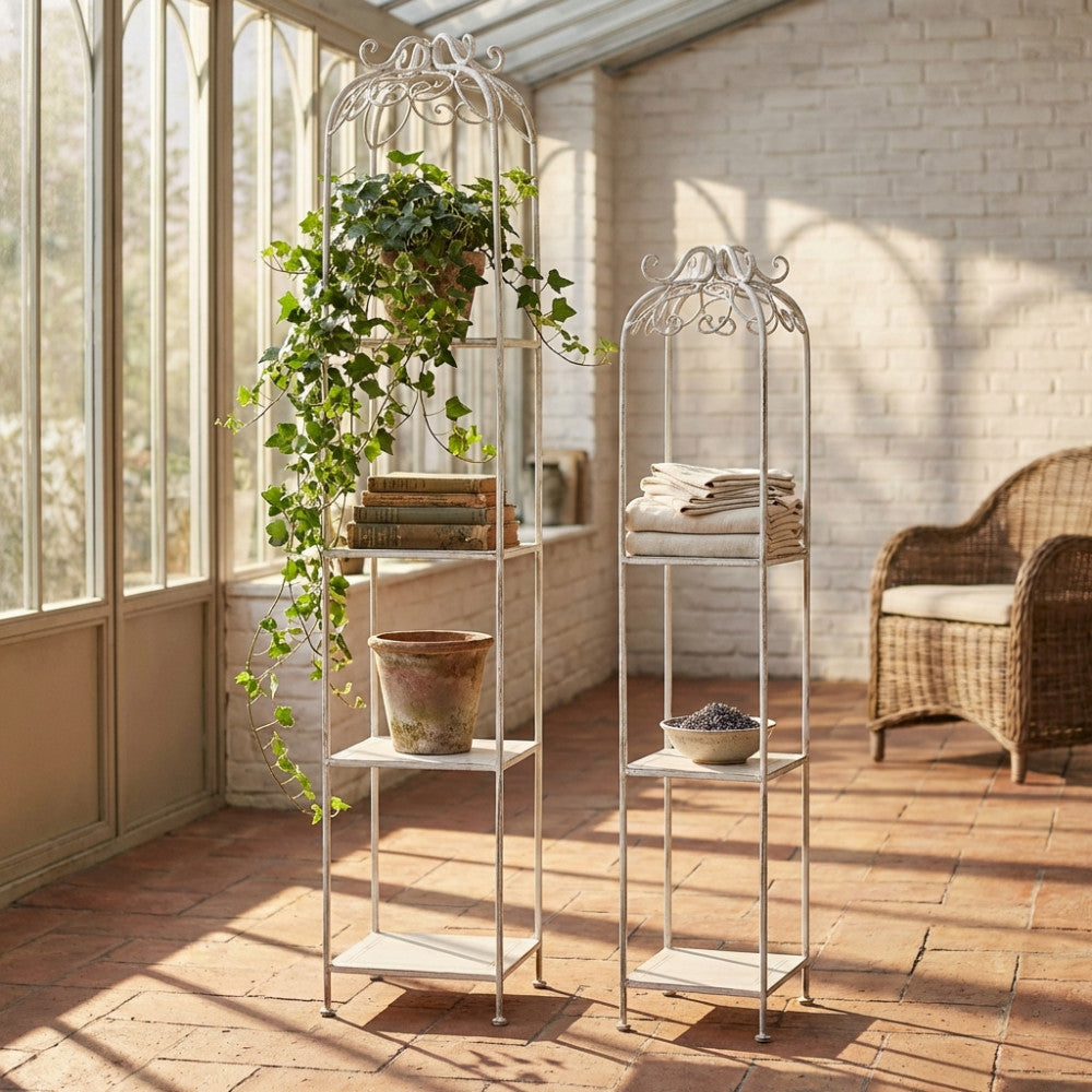 SET DI 2 SCAFFALI DORIANE BIANCO ANTICO. Set di 2 scaffali in metallo verniciato a polvere color BIANCO trattamento elettroforesi Dimensioni: G.27x27x162/P.22x22x125. Arredo Giardino